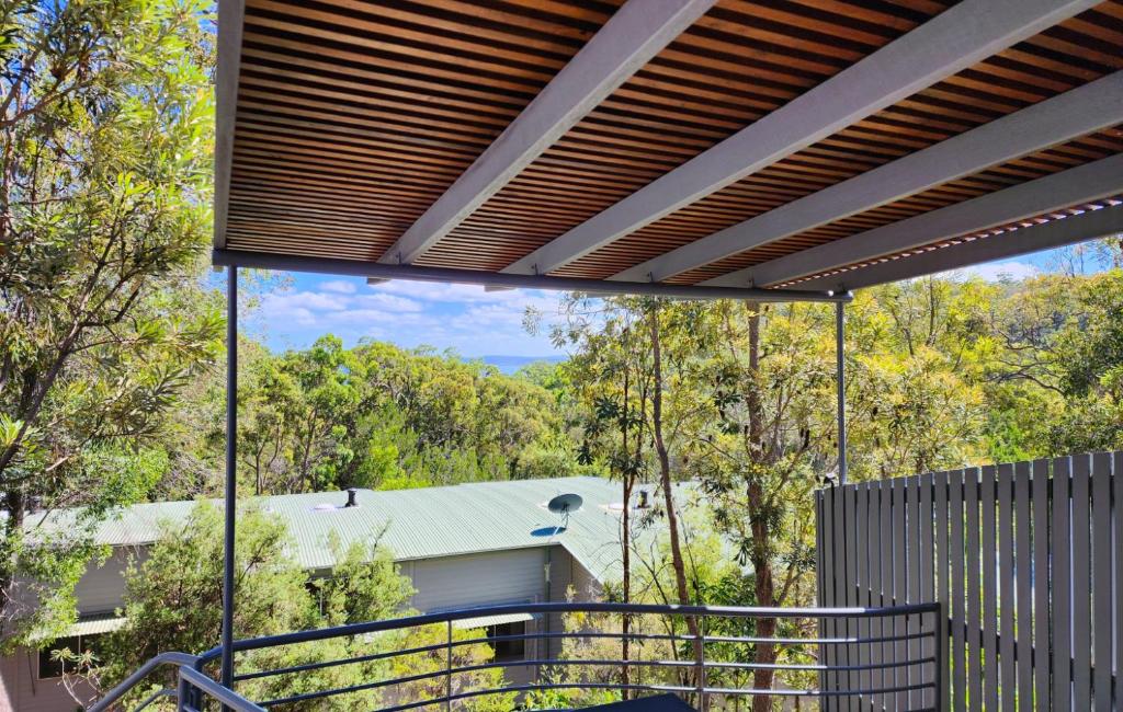 een balkon met uitzicht op een huis bij Fraser Island - Holiday Heaven in Fraser Island