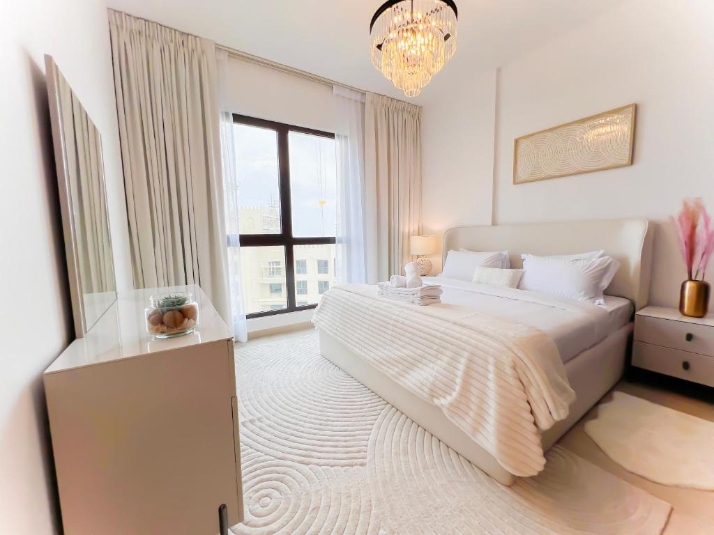 Cozy 1BR Retreat, Asayel 3 Madinat Jumeirah Living - 81AB0 في دبي: غرفة نوم بيضاء مع سرير كبير ونافذة