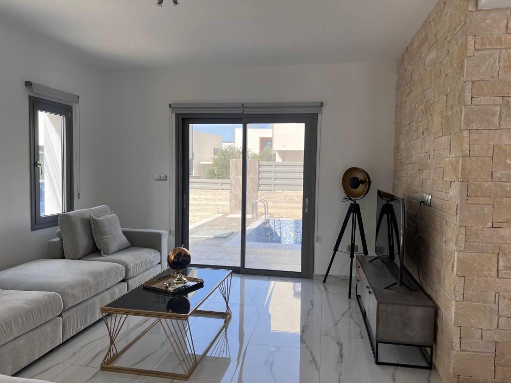 Posezení v ubytování Diogenous Luxury Villas