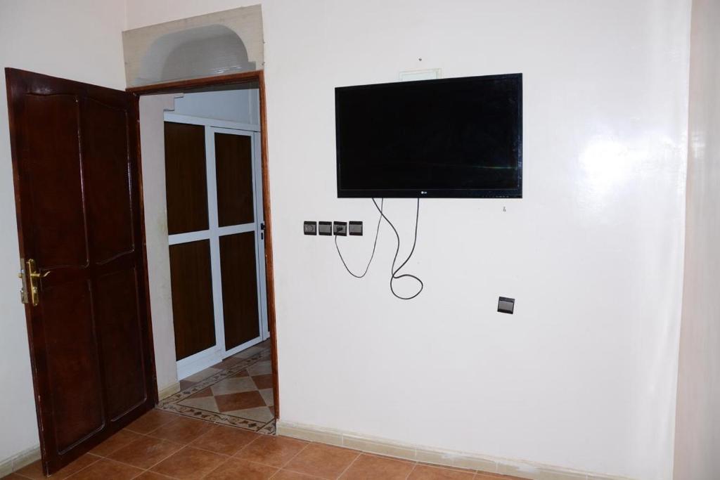 โทรทัศน์และ/หรือระบบความบันเทิงของ Hassan Home House with air conditioning