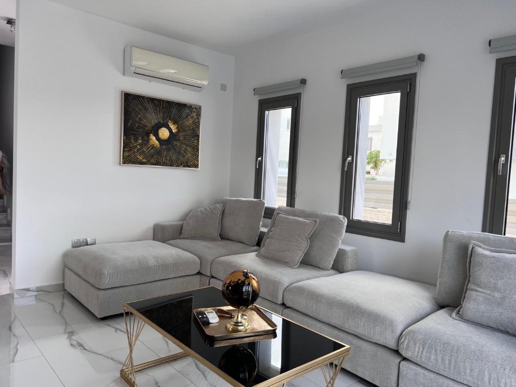 Posezení v ubytování Diogenous Luxury Villas