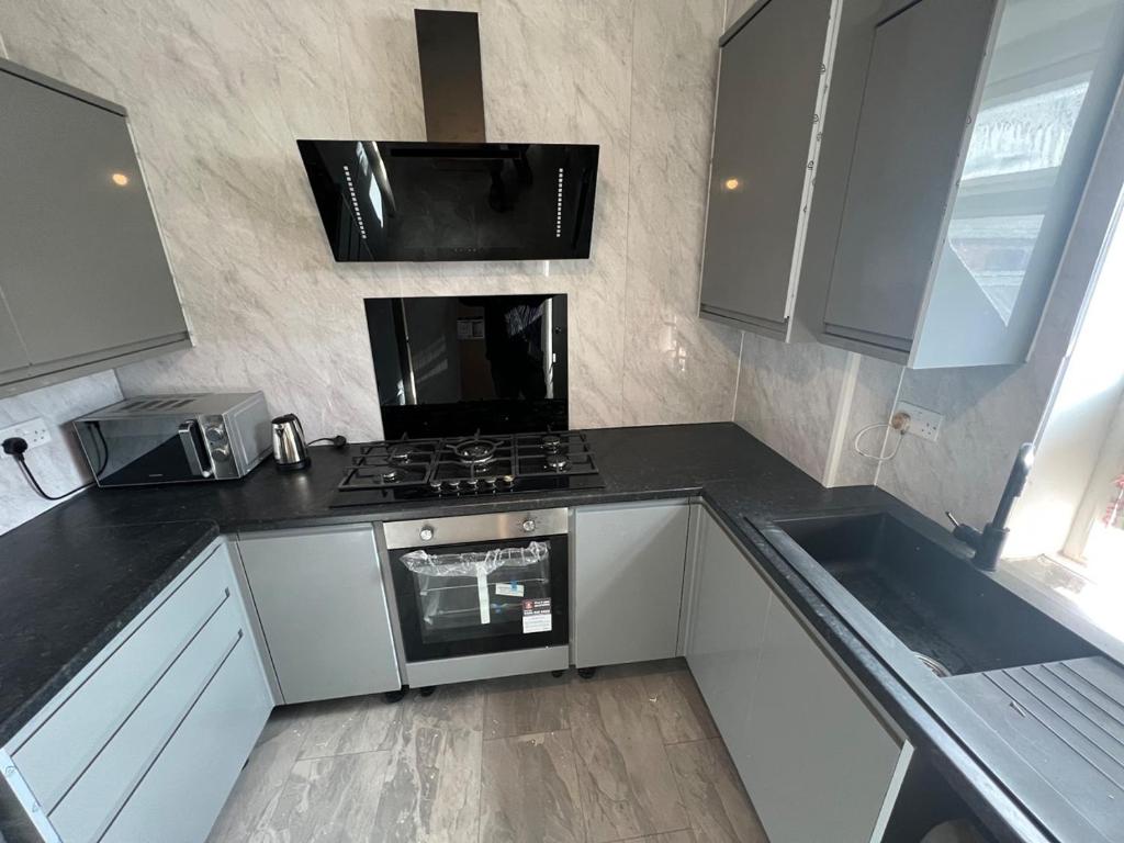 una cucina con piano cottura e forno a microonde di 34 Green Arbour Road a Brampton en le Morthen