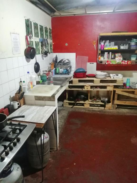 Kuchyň nebo kuchyňský kout v ubytování Waterfall Hostel