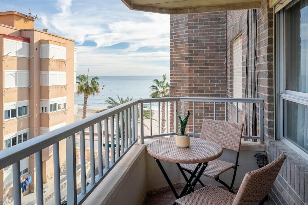 d'un balcon avec une table et des chaises donnant sur l'océan. dans l'établissement Costa Blanca Holiday Rental Amalia I, à El Campello