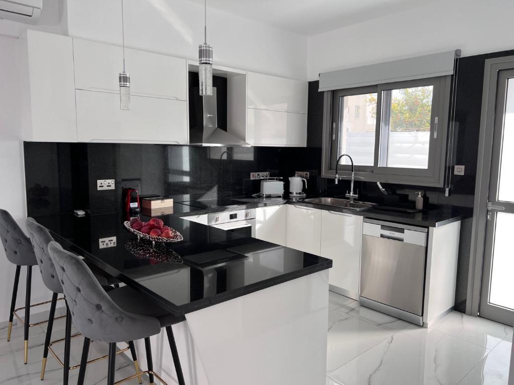 Kuchyň nebo kuchyňský kout v ubytování Diogenous Luxury Villas