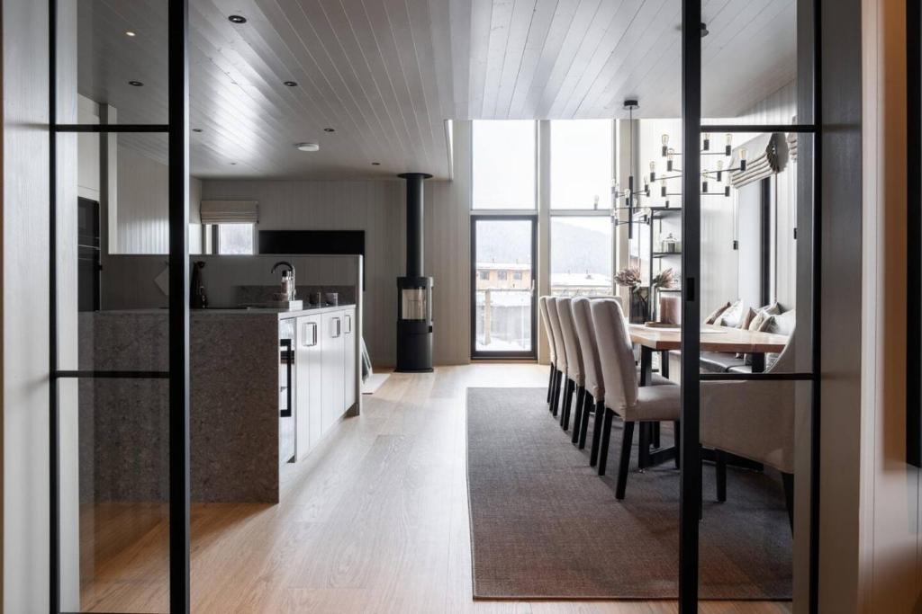 uma cozinha com mesa e cadeiras num quarto em Apartment Bliss in Are w. Sauna em Åre