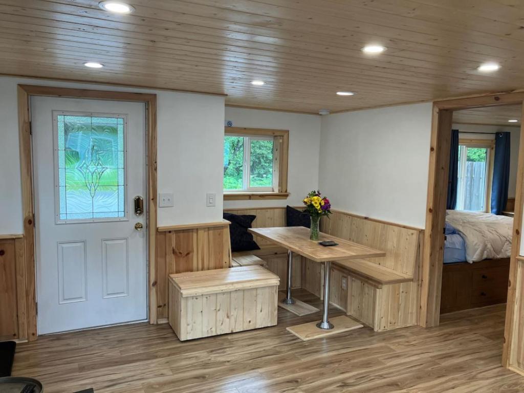 Una habitación con escritorio y una cama en una habitación en Two Lakes Guesthouse, en Seward