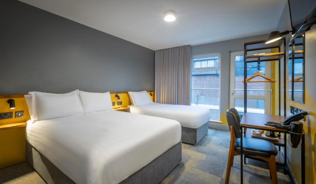 Postel nebo postele na pokoji v ubytování Fitzsimons Hotel Temple Bar
