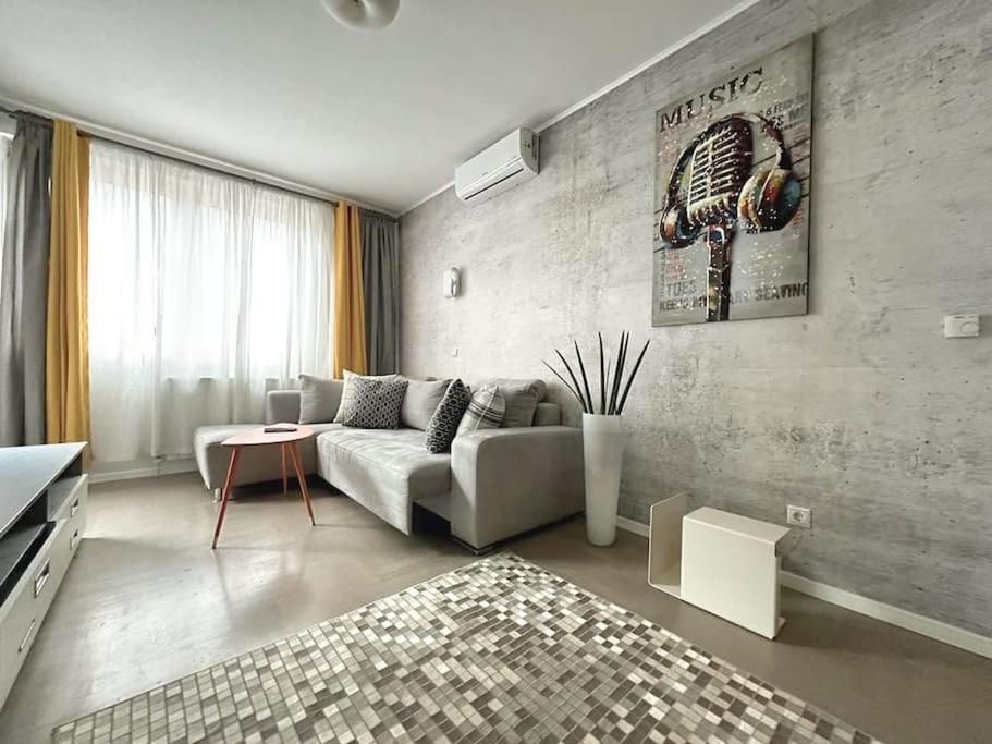 Urban Oasis: Stylish Retreat