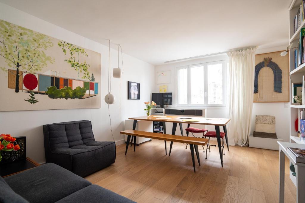 un salon avec une table et un canapé dans l'établissement Veeve - Culture and Colour, à Paris