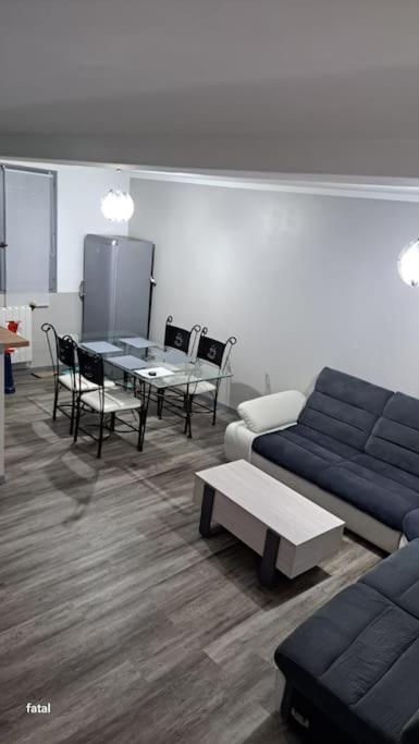 un salon avec un canapé et une table dans l'établissement maison pas loin centre-ville, à Reims