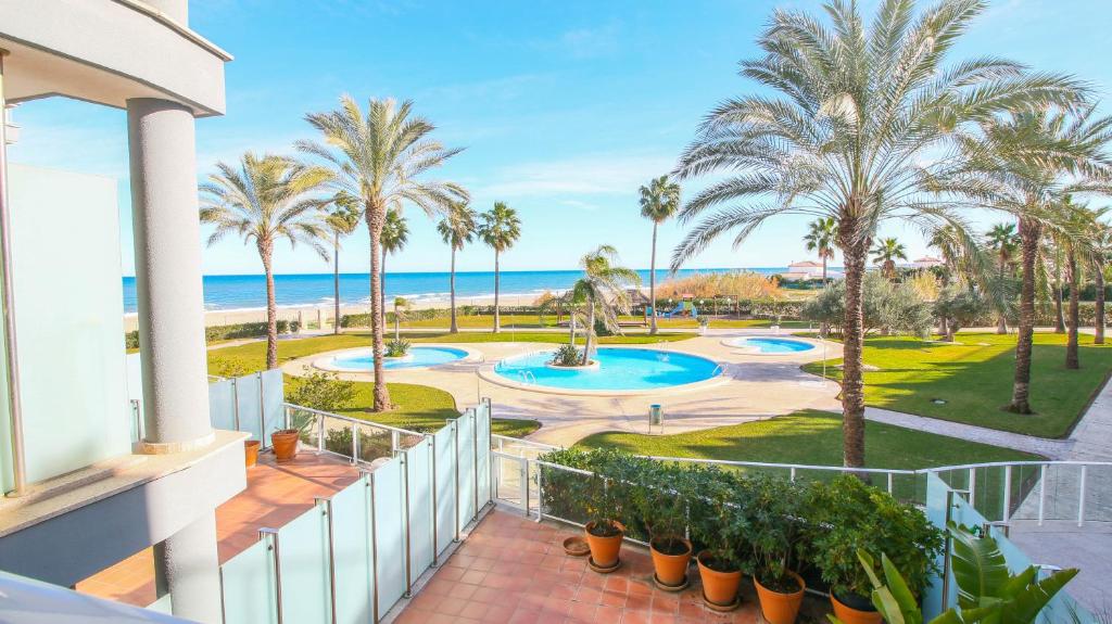 View ng pool sa Apartamento en Mar de Denia II en primera línea de playa o sa malapit