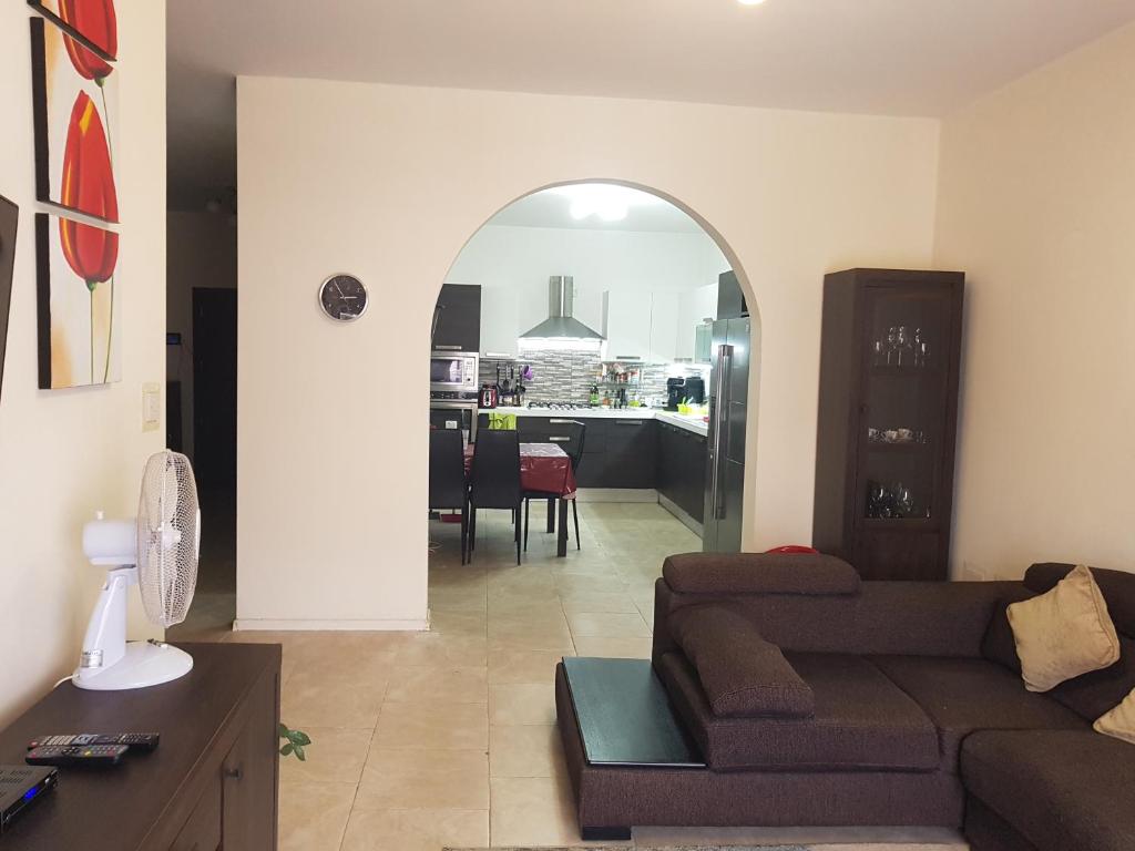 een woonkamer met een bank en een keuken bij Inessa's flat in Pieta