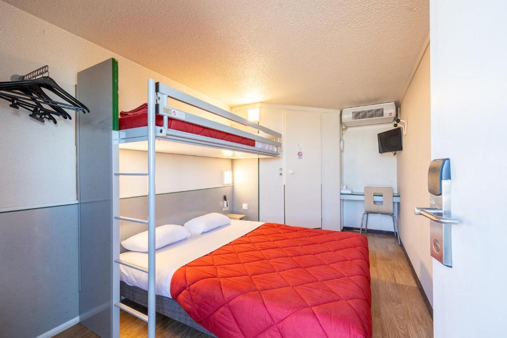 Premiere Classe Angers Beaucouzé - Triple Room (1 Double Bed + 1 Single Bed)