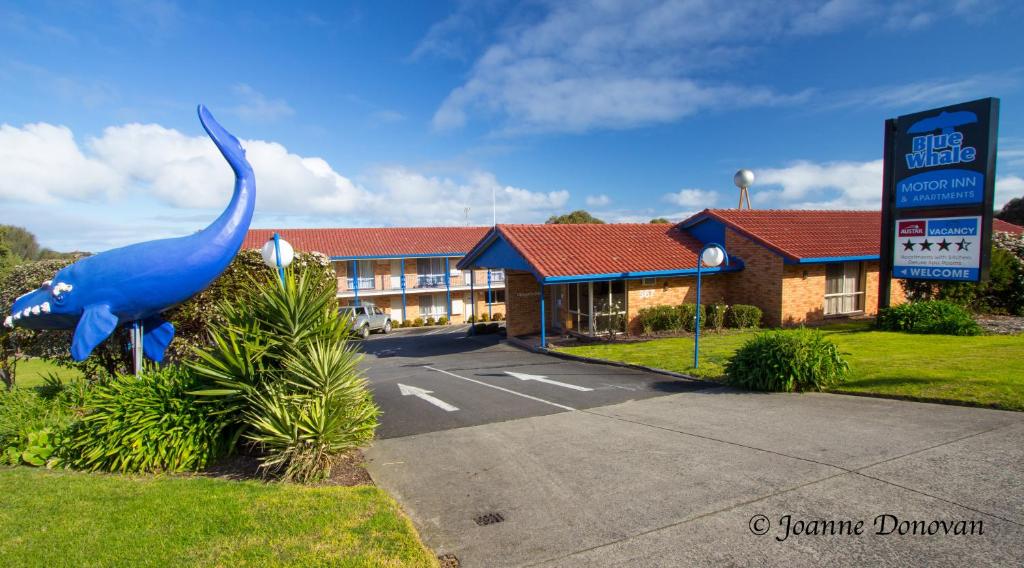 una gran estatua de pájaro azul frente a un hotel en Blue Whale Motor Inn & Apartments, en Warrnambool