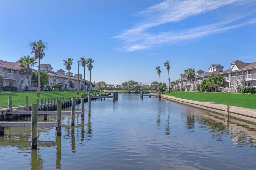 um canal com casas e palmeiras num resort em Escape To Island Bay - Walk To Moody Gardens em Houston