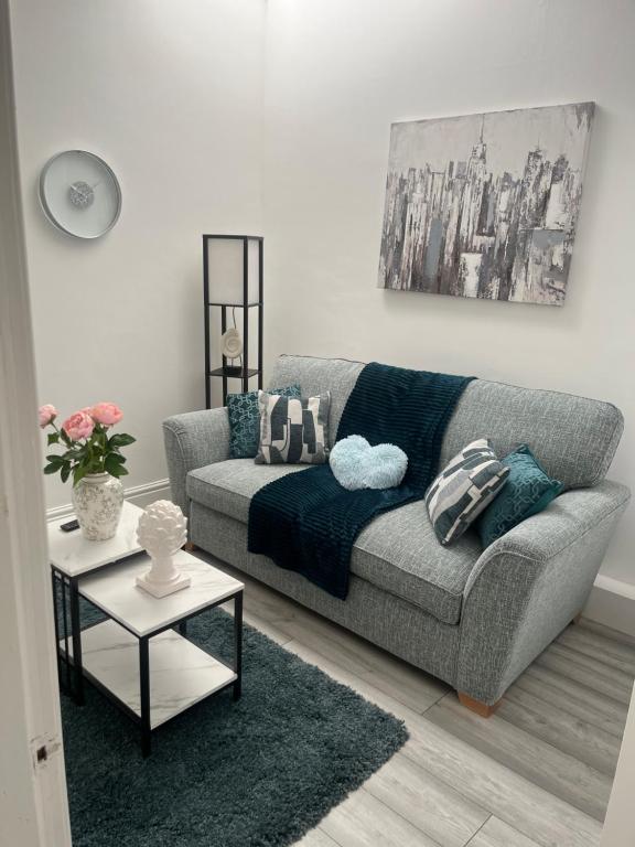 a living room with a couch and a table at Charming 1 bedroom Apartment In The Heart Of Manchester Close to Manchester City Centre And Etihad Stadium in Manchester