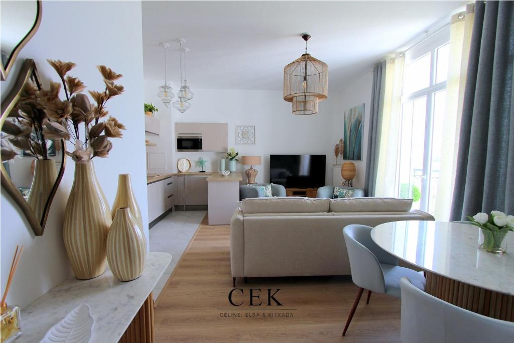 un salon avec un canapé et une table dans l'établissement Cristal3 ~ Superbe appartement proche Disneyland, à Serris