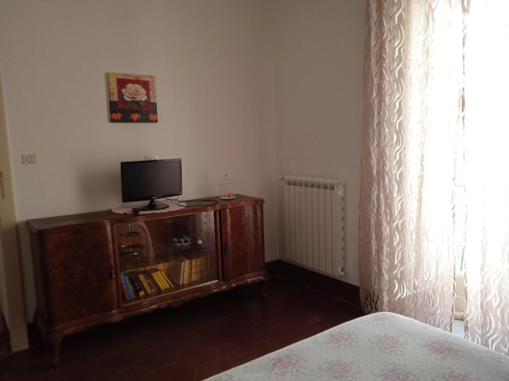 sypialnia z telewizorem na drewnianej komodzie w obiekcie Casa di Paola a Tufo w mieście Santa Paolina