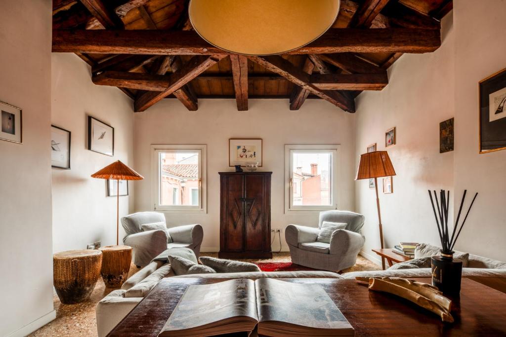 een woonkamer met een grote bank en stoelen bij Santa Giustina Palace R&R in Venetië