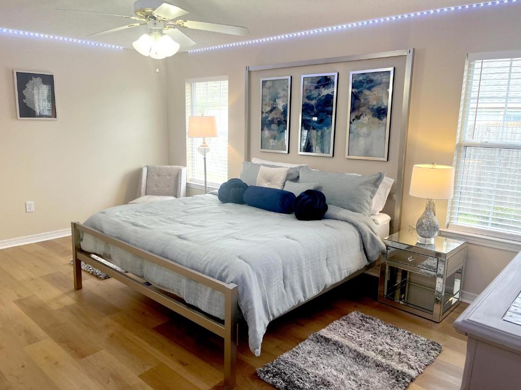 フォーリーにあるEntire home in Foley, Alabama, United Statesのベッドと天井扇風機のある寝室
