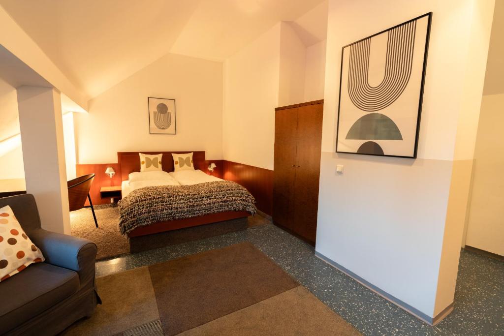 Postel nebo postele na pokoji v ubytování Hotel Carlton Munich
