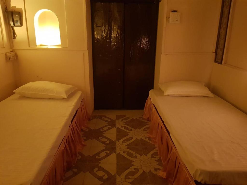 Ліжко або ліжка в номері Chhoti Kothi - A Heritage Homestay by the Ganges