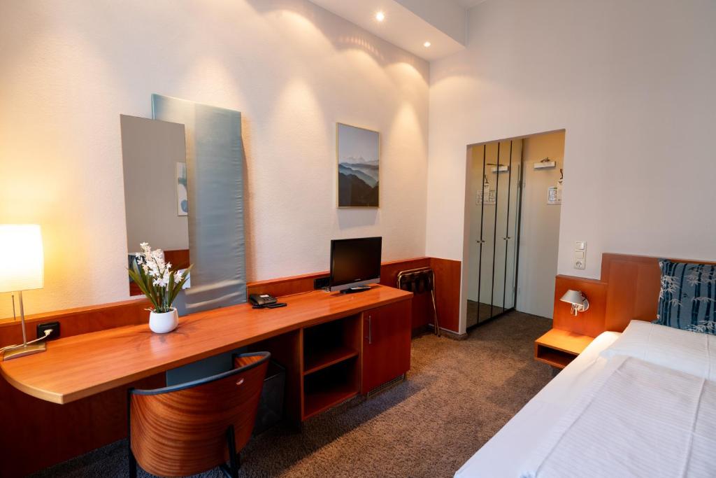 Postel nebo postele na pokoji v ubytování Hotel Carlton Munich