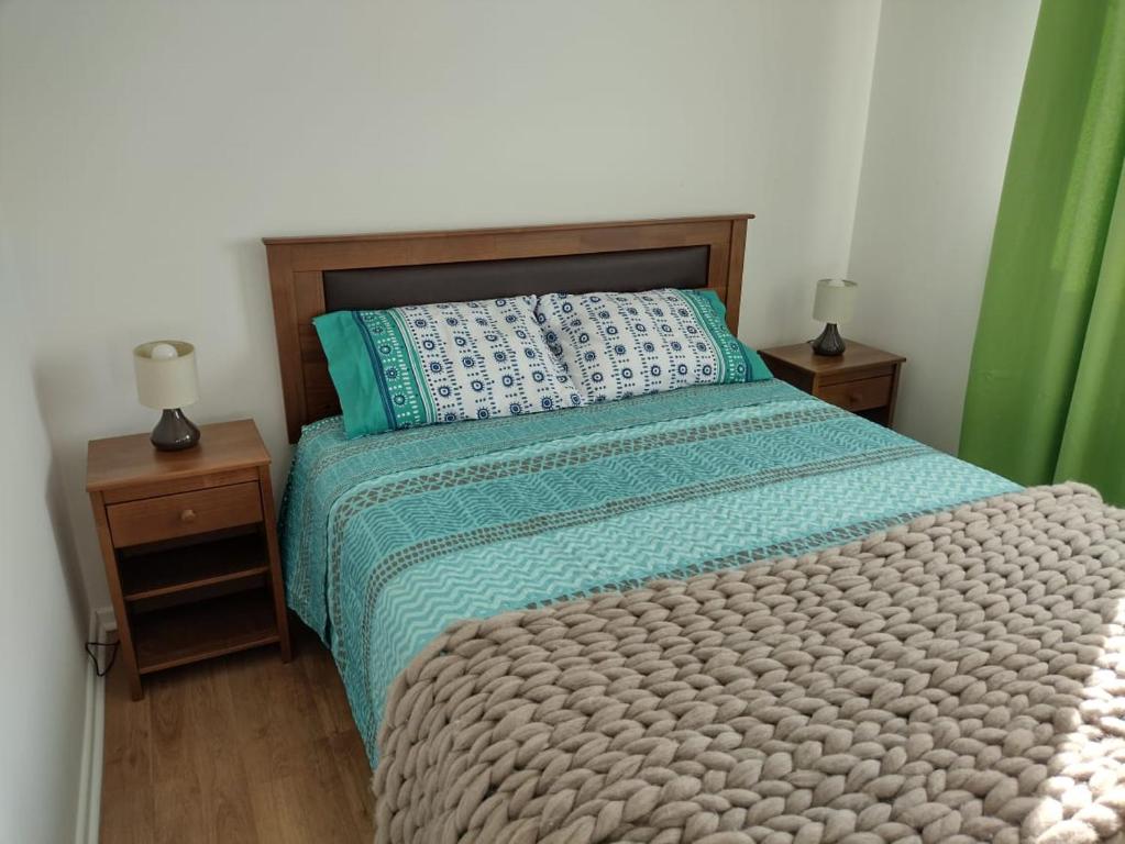 En eller flere senge i et værelse på Casa Arriendo Diario