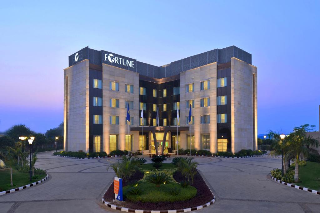 um grande edifício com uma placa em Fortune Park Orange, Sidhrawali - Member ITC's Hotel Group em Bhiwadi