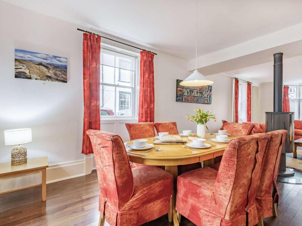 uma sala de jantar com mesa e cadeiras em 4 Bed in Keswick 87567 em Keswick