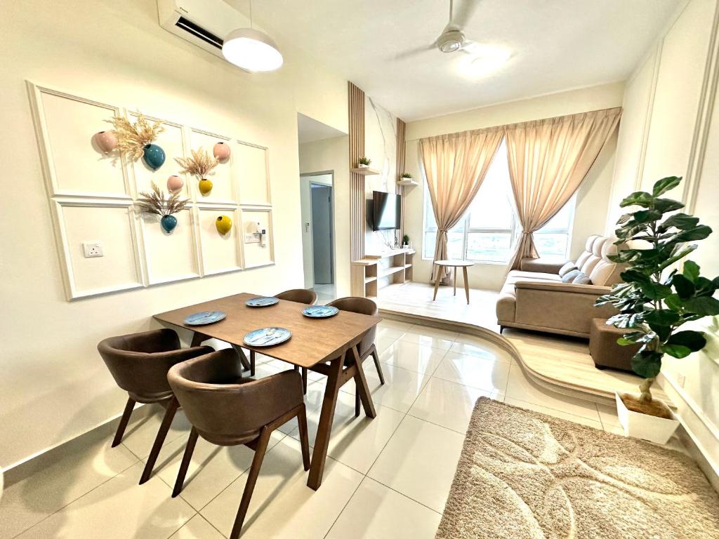 een woonkamer met een eettafel en stoelen bij Amber Cove Seaview I MUJI 2BR I Game Room I 3-9pax in Melaka