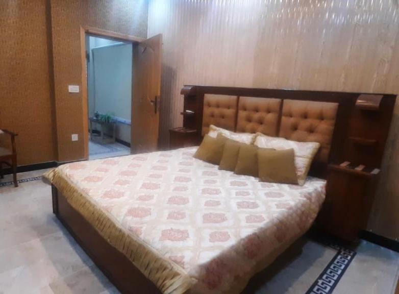 um quarto com uma cama grande num quarto em Room Stylish 1BHK em Islamabad