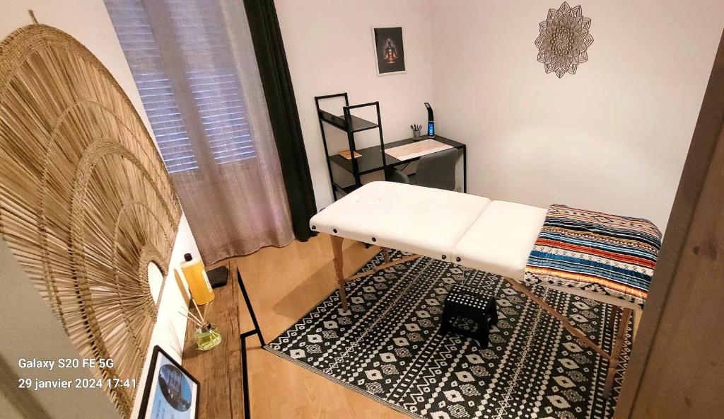 L'Harmonie de Naya, confort , parking privé في بورج: غرفة معيشة مع أريكة بيضاء وسجادة