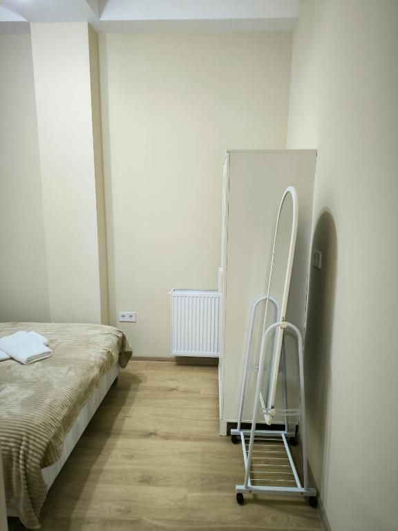 Llit o llits en una habitació de Tbilisi Central Apartment