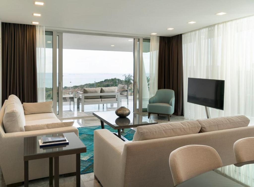 TV a/nebo společenská místnost v ubytování Le Méridien Bodrum Beach Resort