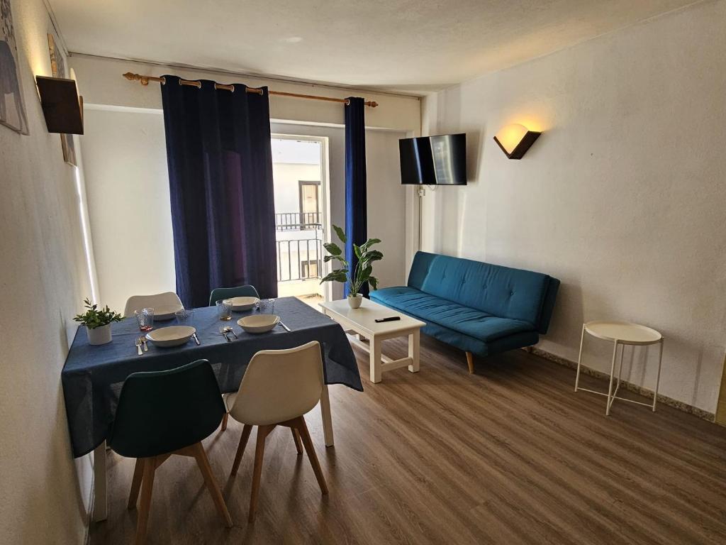 - un salon avec un canapé bleu et une table dans l'établissement Le Mirage Ibiza, à Sant Antoni de Portmany