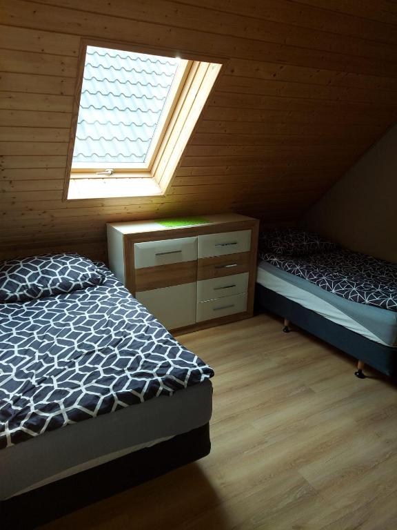 Letto o letti in una camera di Domki u Justyny Podgórzyn Karpacz Sosnówka