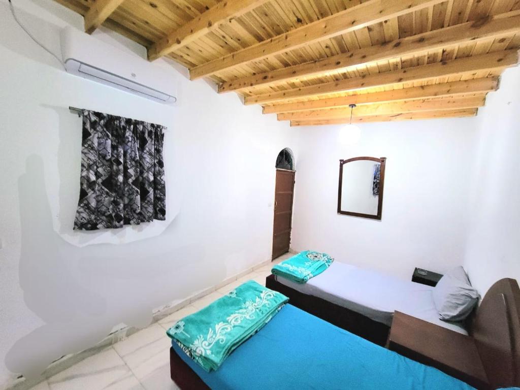 Llit o llits en una habitació de Badya Camp Dahab