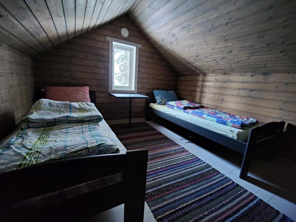 een slaapkamer met 2 bedden in een houten hut bij Tronstadbu- Traditional cabin in Hellesylt