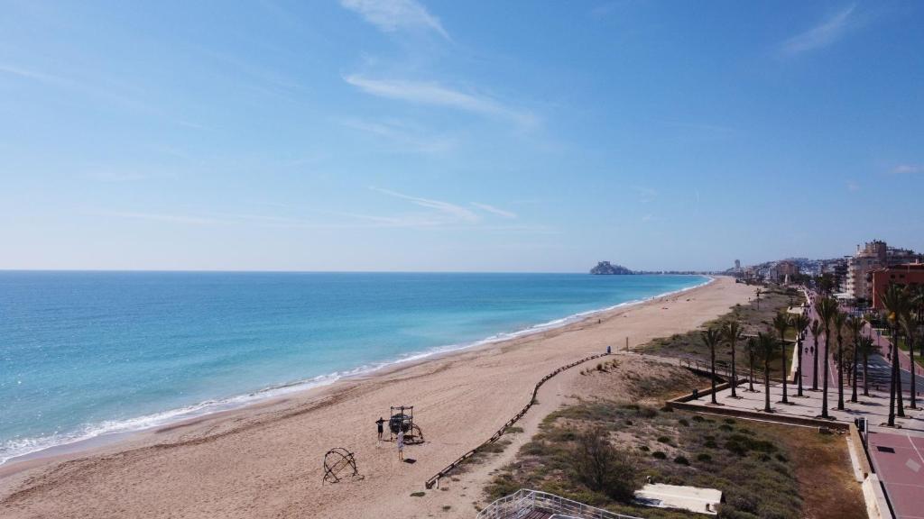 Cette chambre offre une vue sur une plage avec des vélos. dans l'établissement Baix Maestrat Apartamento en 1ª línea de playa, à Peñíscola