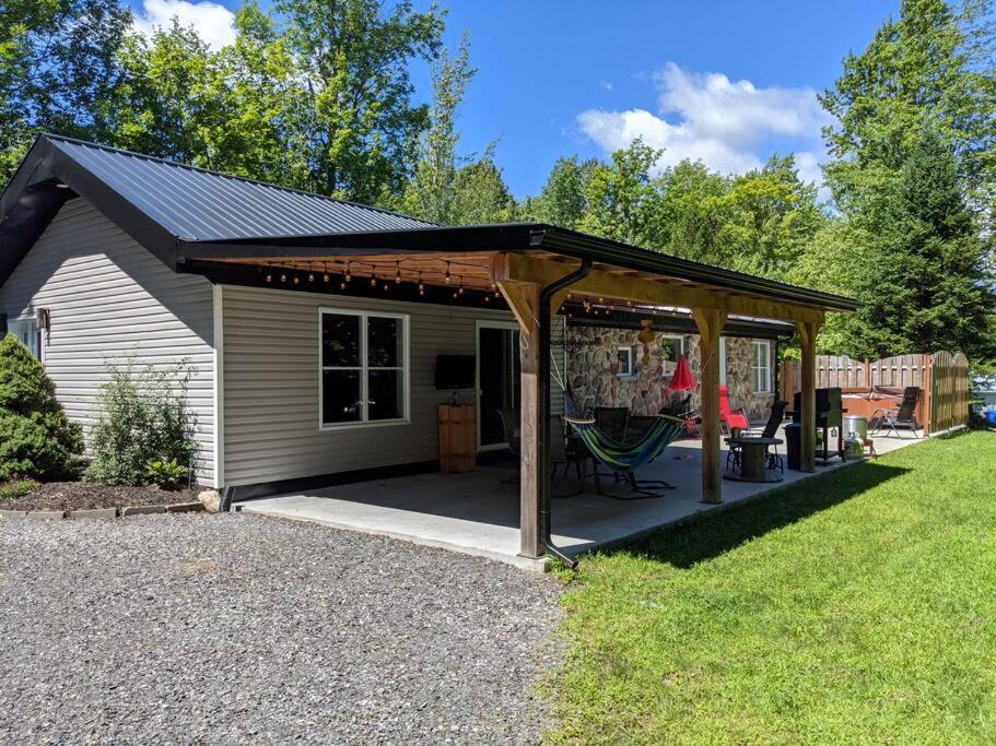 a gazebo with a porch in a yard at Chalet lacbrome in Lac-Brome