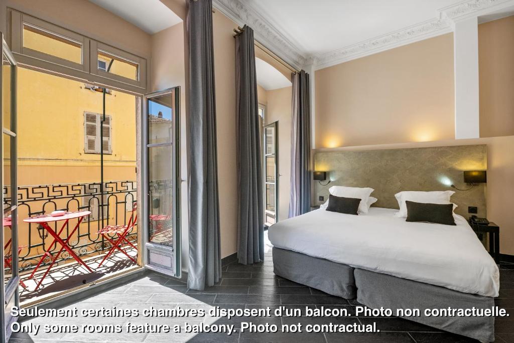 Postel nebo postele na pokoji v ubytování Hotel POZZO DI BORGO