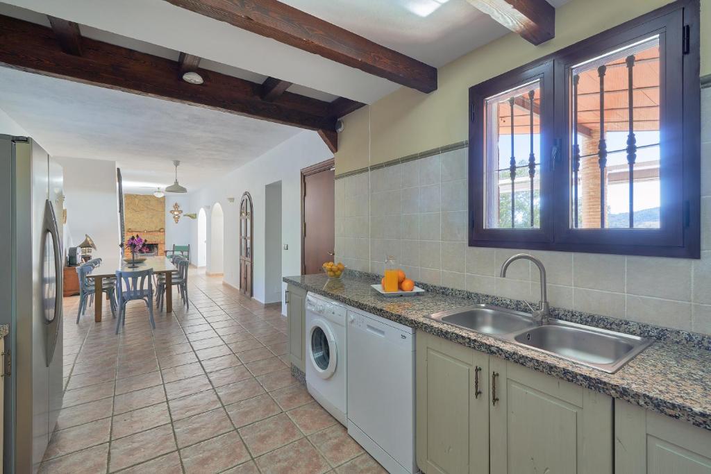 Kuchyň nebo kuchyňský kout v ubytování Finca Alcaparaín con Piscina en Caminito del Rey-Carratraca