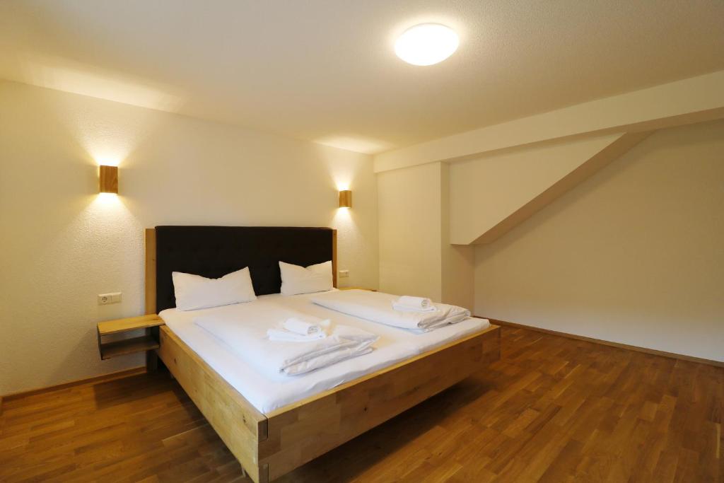 una camera da letto con un letto e due asciugamani di Tannenhof Fischbach - Fewo 1 "Felchen" - Schluchsee, 2 Schlafzimmer a Schluchsee