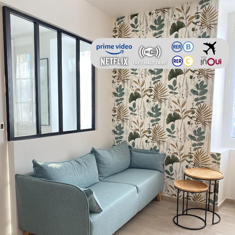 un salon avec un canapé et une fenêtre dans l'établissement 2 pièces au cœur du vieux Massy, à Massy