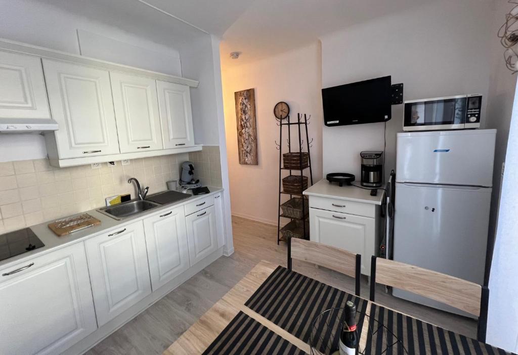 Kuchyňa alebo kuchynka v ubytovaní Charmant logement entre mer et montagne idéal pour cure thermale