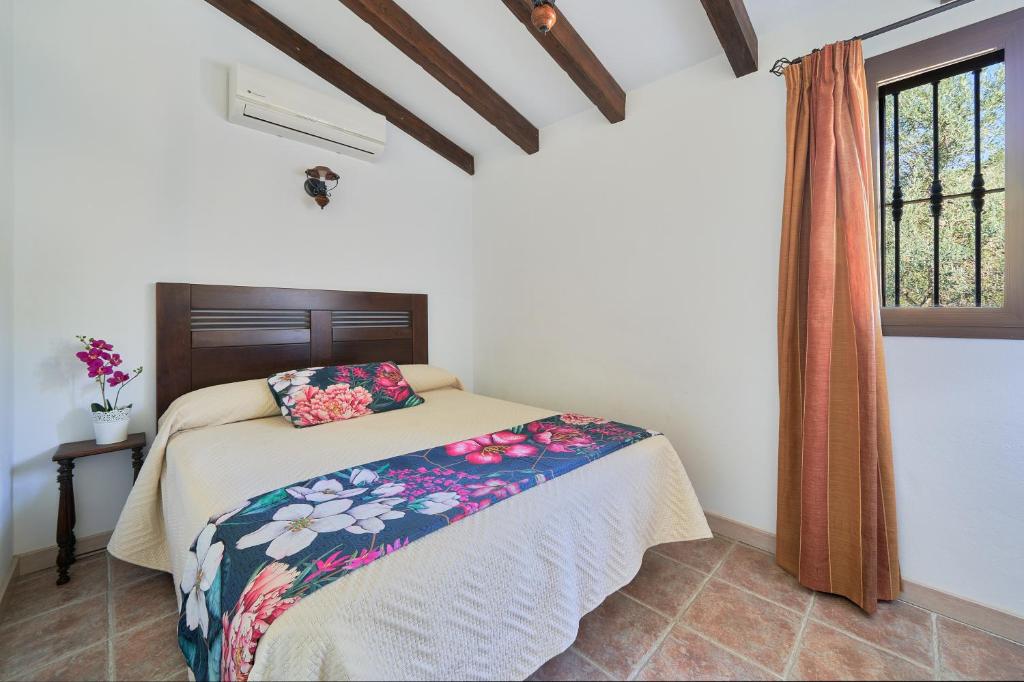 Postel nebo postele na pokoji v ubytování Finca Alcaparaín con Piscina en Caminito del Rey-Carratraca