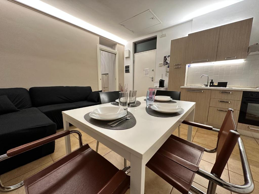 een woonkamer met een witte tafel en stoelen bij Particular apartment in San Benedetto del Tronto in San Benedetto del Tronto