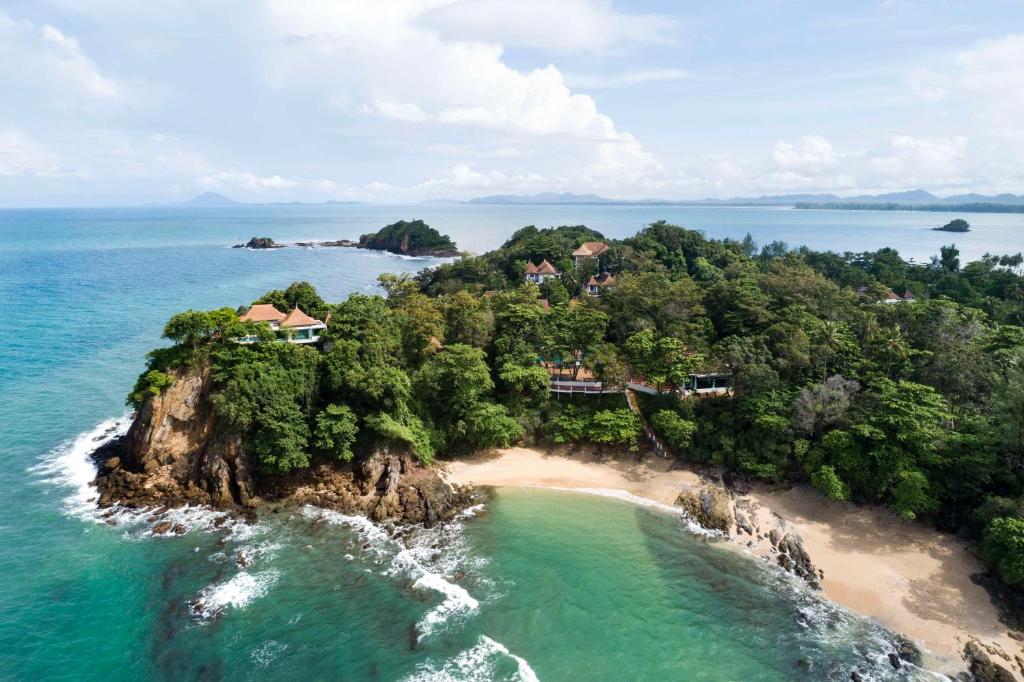 una vista aerea di un'isola nell'oceano di Avani Plus Koh Lanta Krabi Resort a Ko Lanta